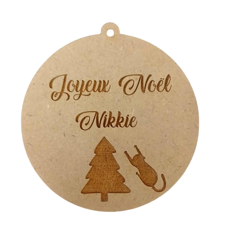 Boule de Noël personnalisée en bois – Gravure prénom & chat joueur