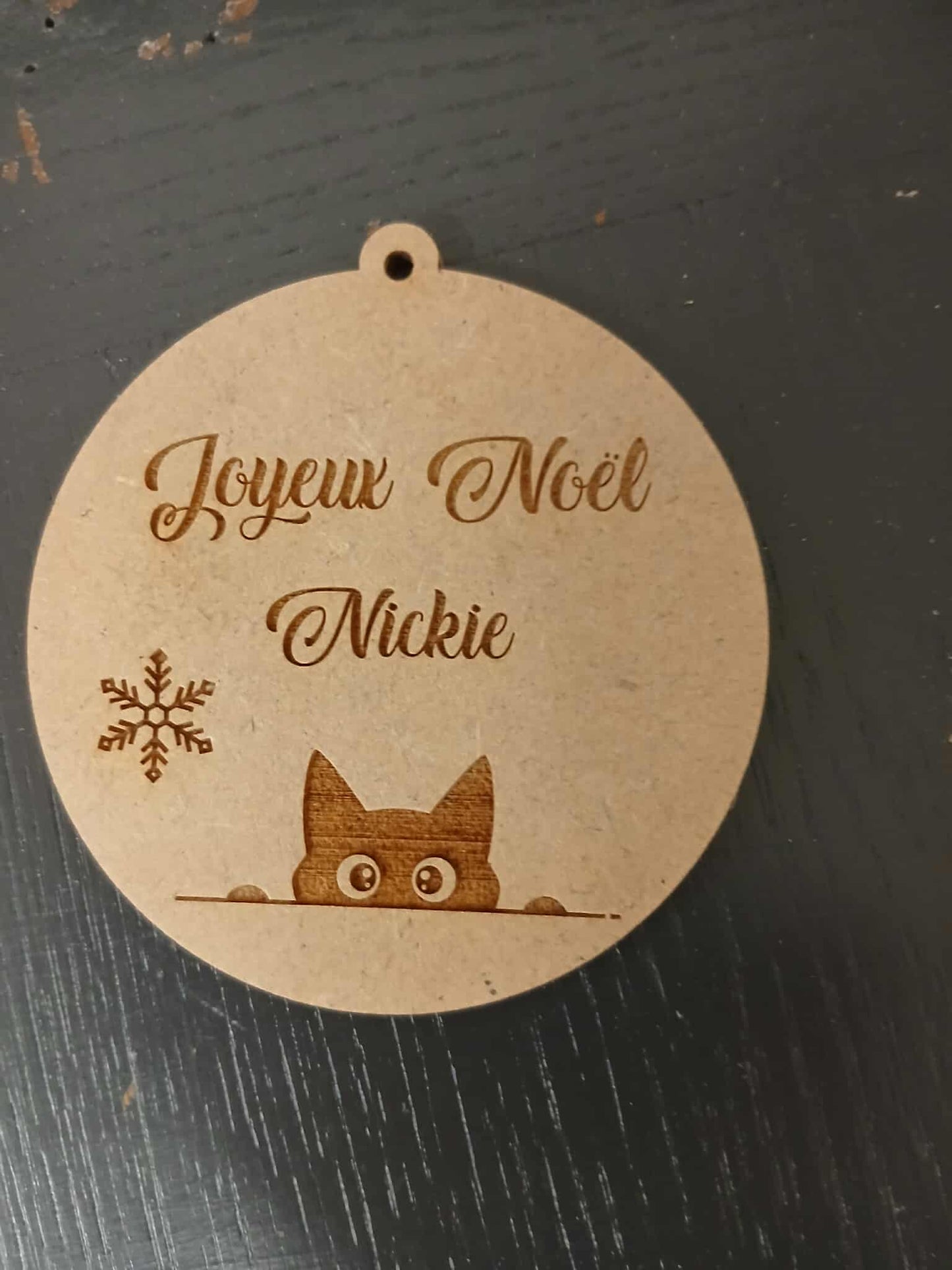 Boule de Noël personnalisée en bois – Gravure prénom & motif chat caché