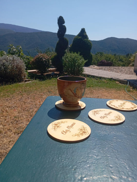 Dessous de verre personnalisé pour une chambre d'hôte avec piscine et vue sur les collines de la drôme provençale
