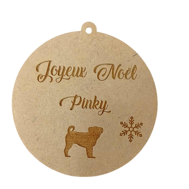 Boule de Noël personnalisée en bois – Gravure prénom & chien style pug zu 🐾