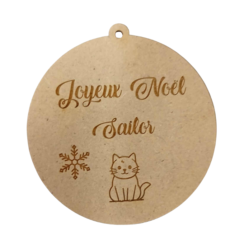 Boule de Noël personnalisée en bois – Gravure prénom & chat assis
