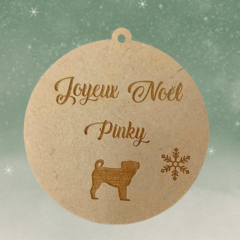 Boule de Noël personnalisée en bois – Gravure prénom & chien style pug zu 🐾