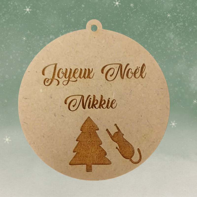 Boule de Noël personnalisée en bois – Gravure prénom & chat joueur