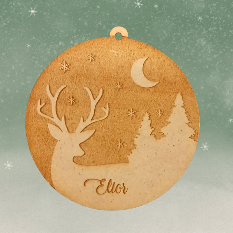 Boule de Noël personnalisée en bois – Cerf, forêt & prénom gravé 🦌✨