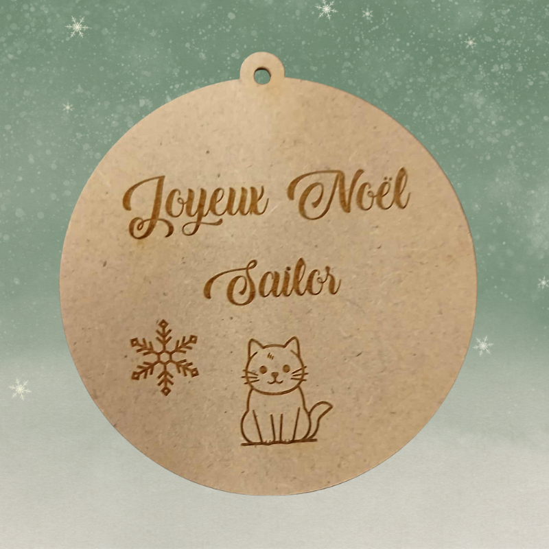 Boule de Noël personnalisée en bois – Gravure prénom & chat assis