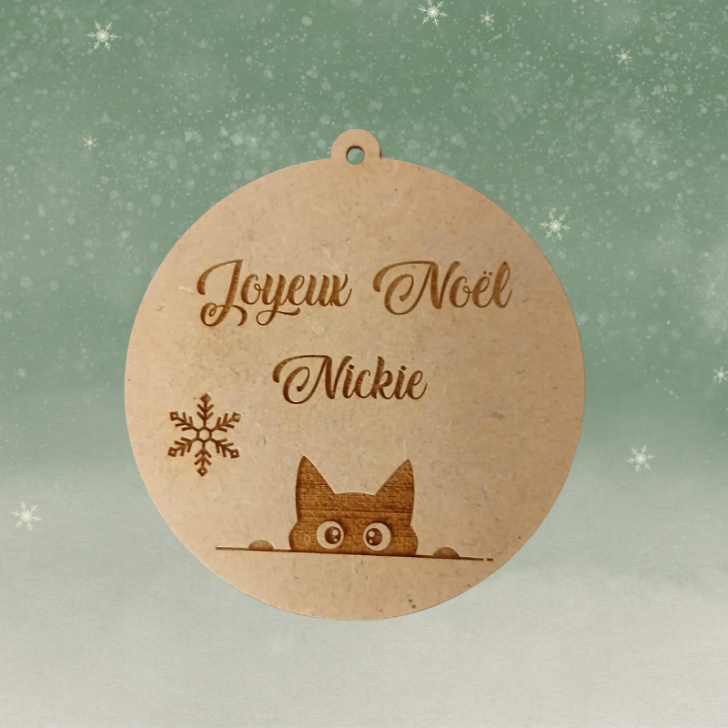 Boule de Noël personnalisée en bois – Gravure prénom & motif chat caché