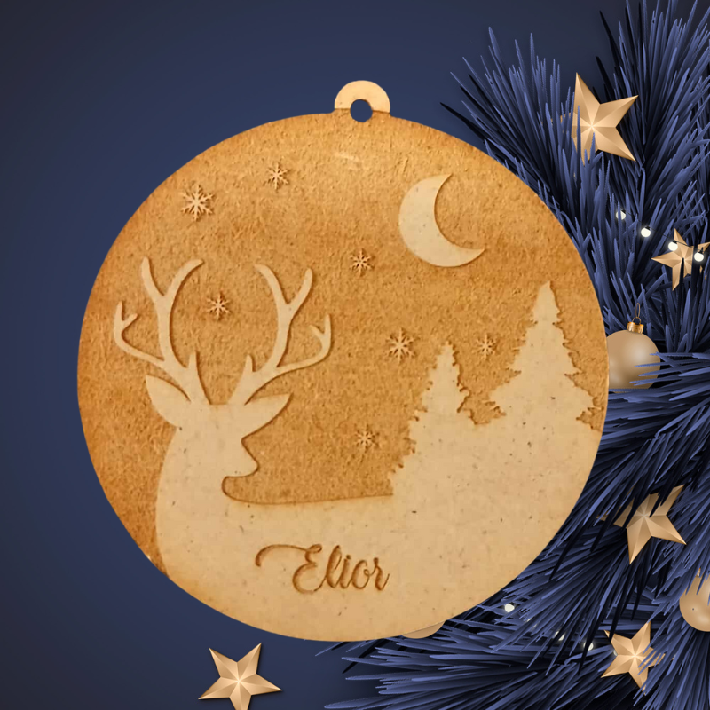 Boule de Noël personnalisée en bois – Cerf, forêt & prénom gravé 🦌✨
