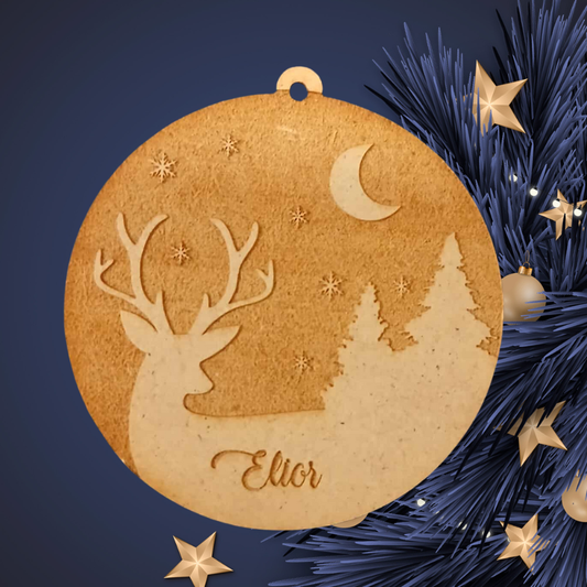 Boule de Noël personnalisée en bois – Cerf, forêt & prénom gravé 🦌✨