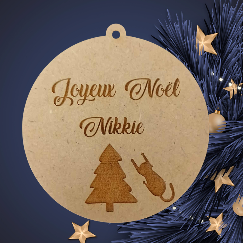 Boule de Noël personnalisée en bois – Gravure prénom & chat joueur