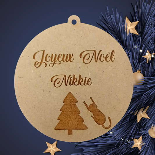 Boule de Noël personnalisée en bois – Gravure prénom & chat joueur