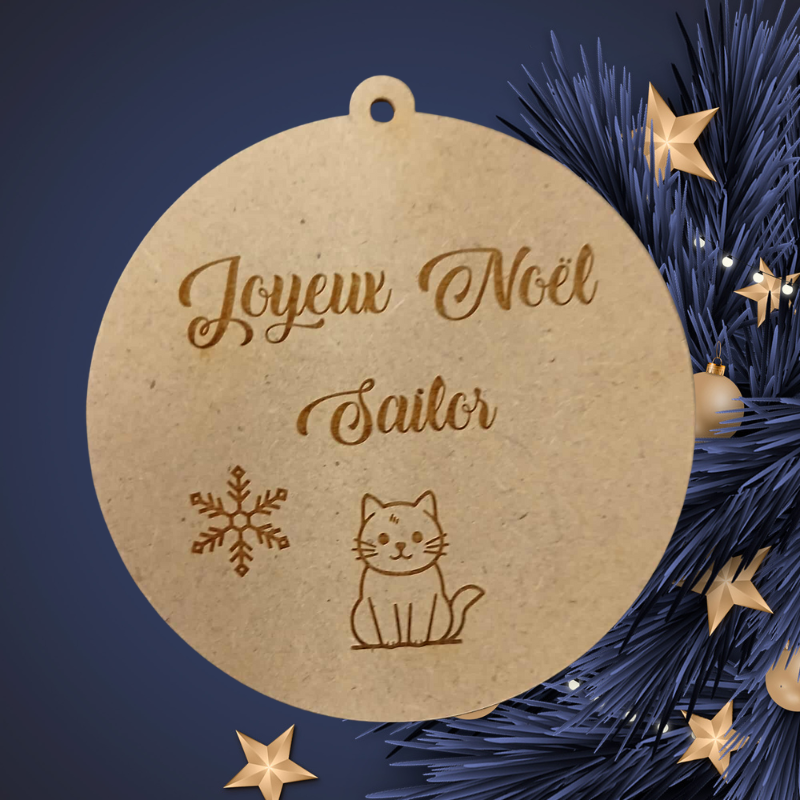 Boule de Noël personnalisée en bois – Gravure prénom & chat assis