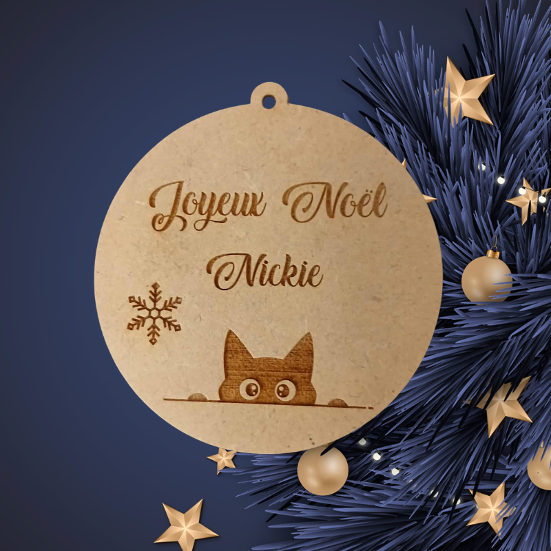 Boule de Noël personnalisée en bois – Gravure prénom & motif chat caché