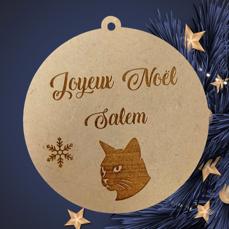 Boule de Noël personnalisée en bois – Gravure prénom & portrait de chat 🐾