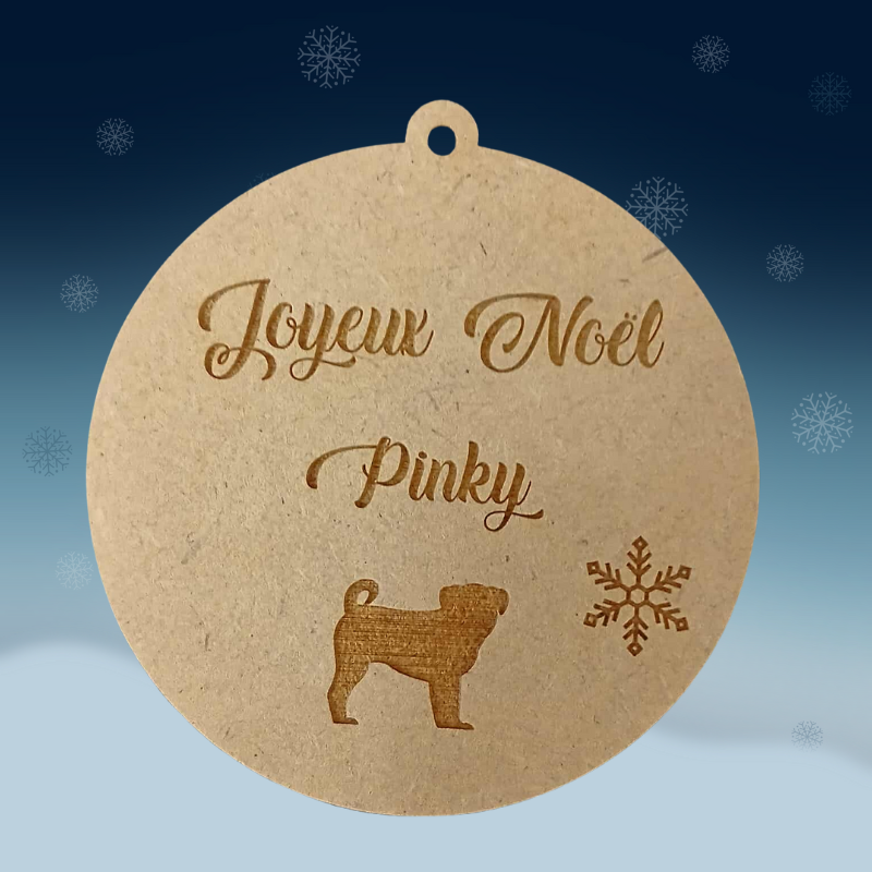 Boule de Noël personnalisée en bois – Gravure prénom & chien style pug zu 🐾