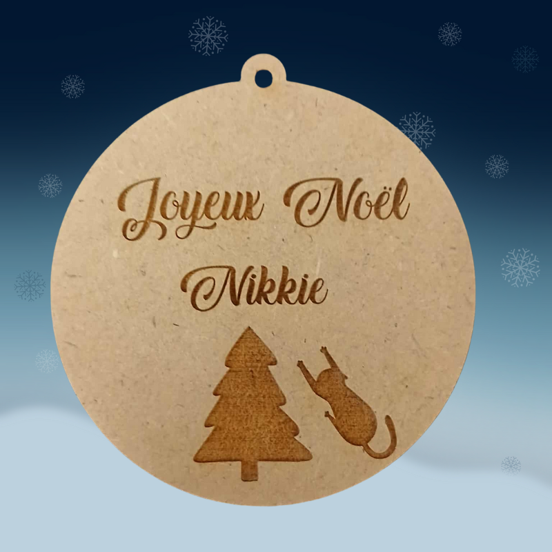 Boule de Noël personnalisée en bois – Gravure prénom & chat joueur