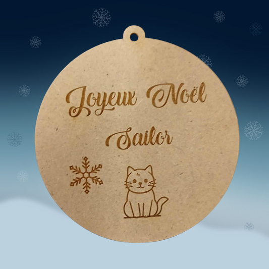 Boule de Noël personnalisée en bois – Gravure prénom & chat assis