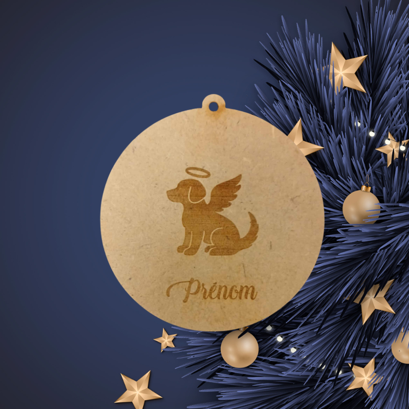 Boule de Noël personnalisée en bois – Chien ange avec prénom gravé 🕊️