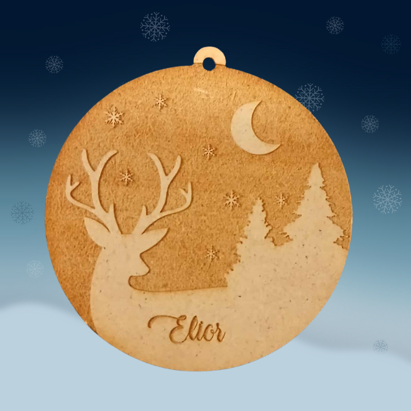 Boule de Noël personnalisée en bois – Cerf, forêt & prénom gravé 🦌✨