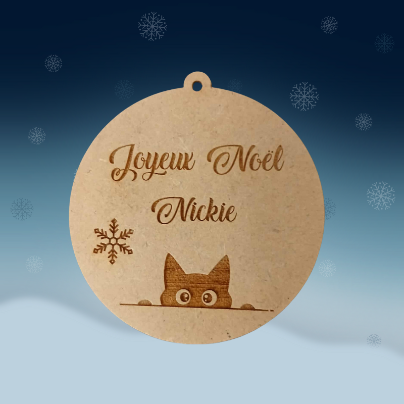 Boule de Noël personnalisée en bois – Gravure prénom & motif chat caché