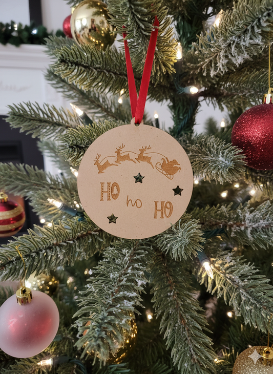Boule de Noël en bois – Ho Ho Ho & Traîneau du Père Noël 🎅✨